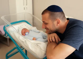 "מזל טוב": נולדה בת? זה ההלכה, המנהג והמשמעות של נתינת השם