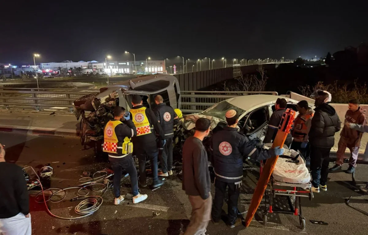אסון בכביש 2: שני בני אדם נהרגו בתאונה קשה 