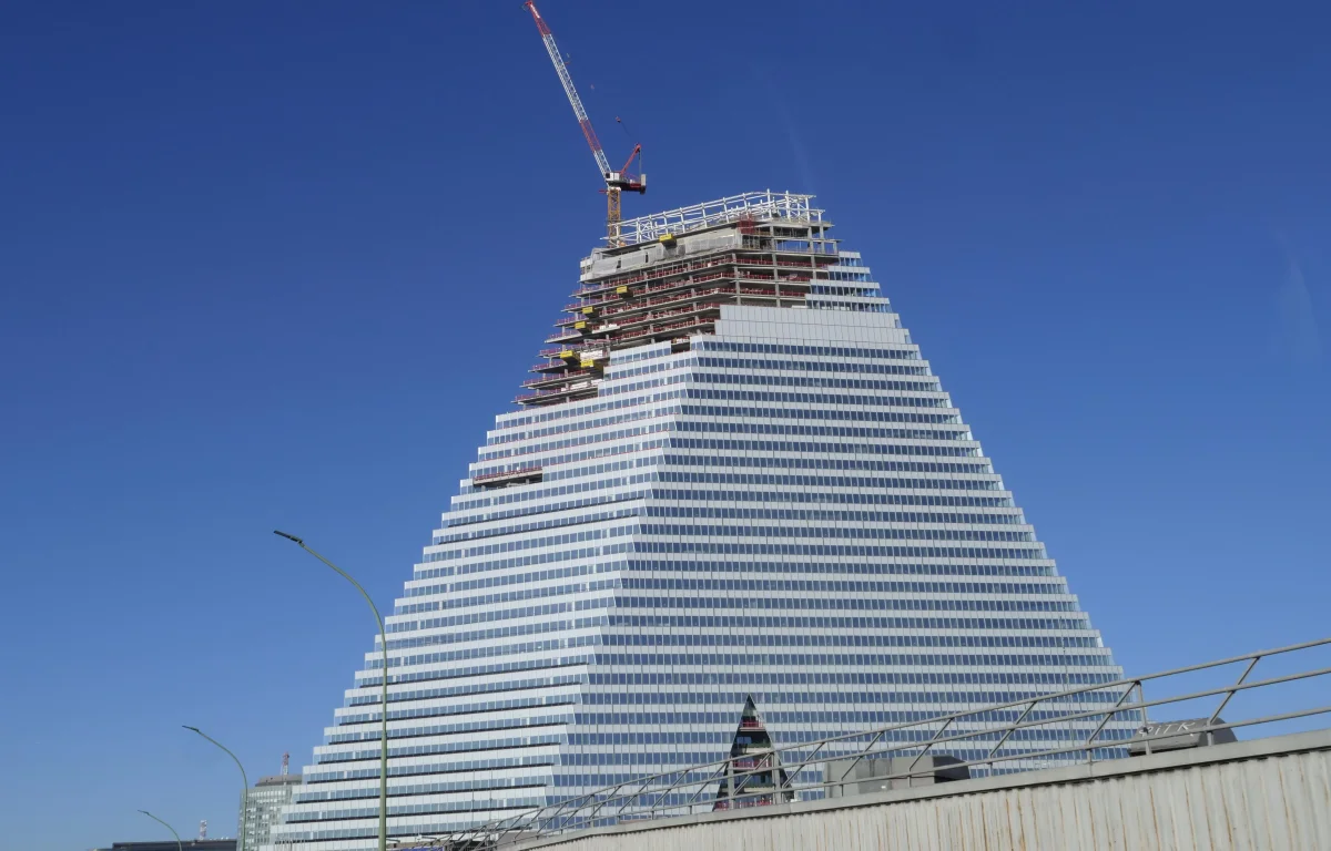 דרמה בלב פריז: צנחנים קפצו ממגדל בבנייה ונמלטו