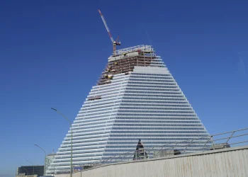 דרמה בלב פריז: צנחנים קפצו ממגדל בבנייה ונמלטו