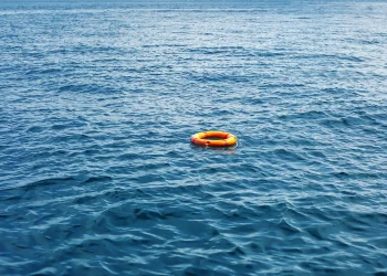 4 שעות בים סוער: כך הציל נער בן 13 את משפחתו