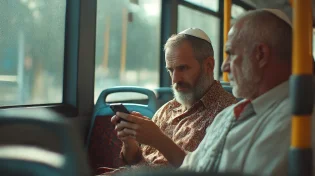 ואז האיש צעק: "זה הבית שלך?! מספיק עם השיחות האלו!"