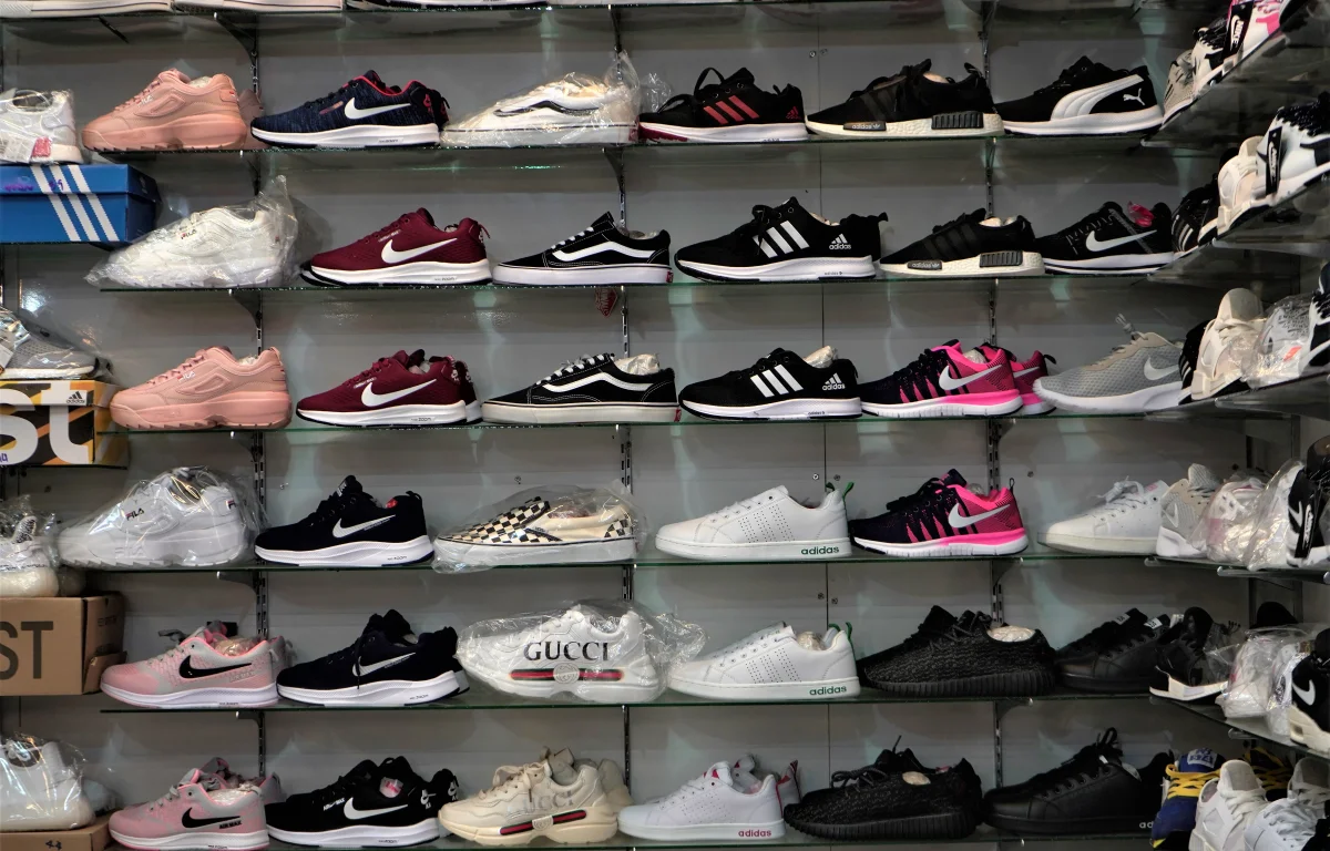 "המדפים מלאים זיופים": התגלית שמביכה את שוק הנעליים ברוסיה