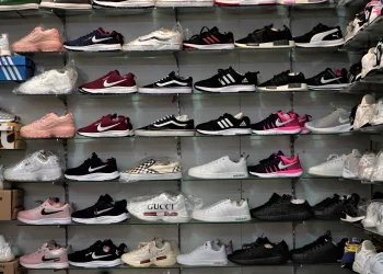 "המדפים מלאים זיופים": התגלית שמביכה את שוק הנעליים ברוסיה