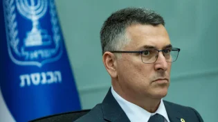 סער מציב קו אדום בעזה: "חמאס חייב להתפרק מנשקו"