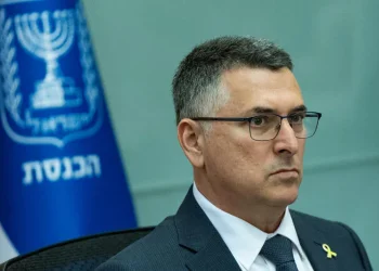 סער מציב קו אדום בעזה: "חמאס חייב להתפרק מנשקו"