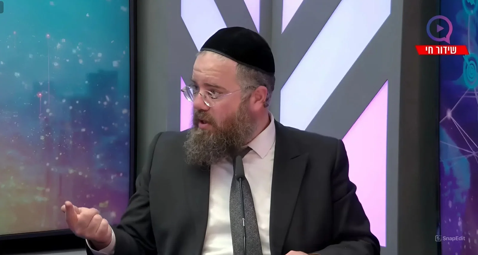 חשיפה: מי גורם לעלי חמינאי להישאר חי?