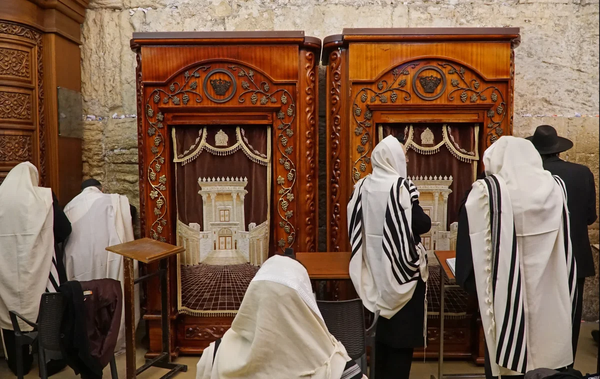 הרגע שבו הציבור מתאחד: מה עומד מאחורי אמירת "ברכו" בבית הכנסת? הרגע שבו הציבור מתאחד: מה עומד מאחורי אמירת "ברכו" בבית הכנסת?