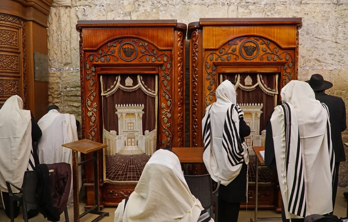 הרגע שבו הציבור מתאחד: מה עומד מאחורי אמירת "ברכו" בבית הכנסת?