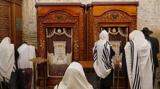 הרגע שבו הציבור מתאחד: מה עומד מאחורי אמירת "ברכו" בבית הכנסת?