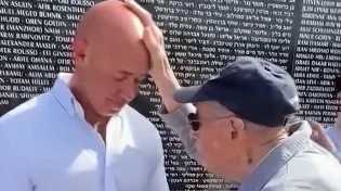 מצמרר: ניצול שואה בן 101 מברך חייל שאיבד את שתי רגליו