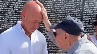 מצמרר: ניצול שואה בן 101 מברך חייל שאיבד את שתי רגליו