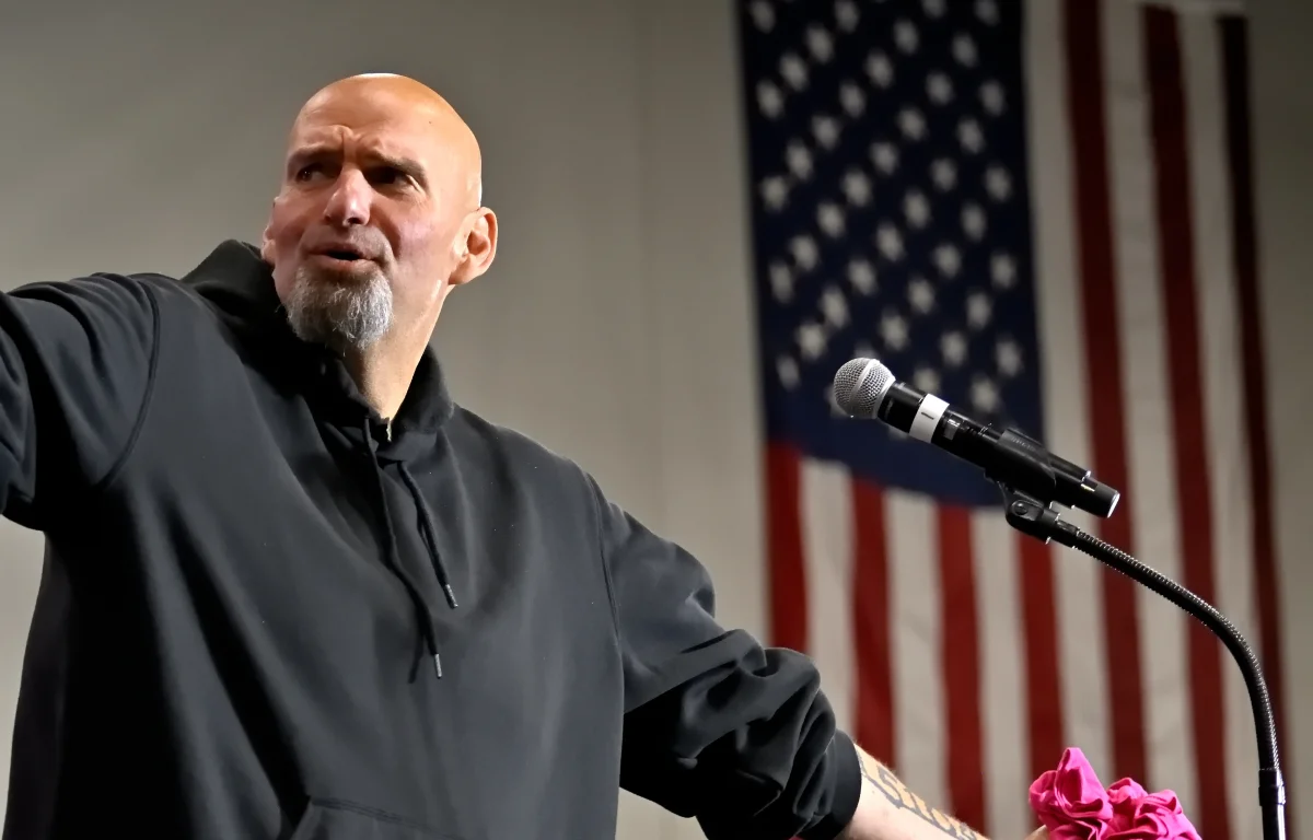 סנאטור דמוקרטי תוקף את איראן וקורא לחופש פעולה צבאי מלא