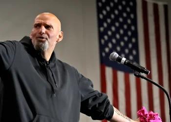 סנאטור דמוקרטי תוקף את איראן וקורא לחופש פעולה צבאי מלא