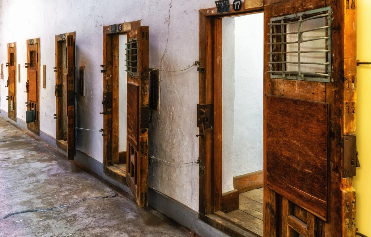 קרקרים וירקות: שתי צעירות עצורות בפראג ללא אוכל כשר כלל