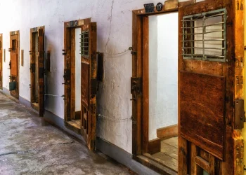 קרקרים וירקות: שתי צעירות עצורות בפראג ללא אוכל כשר כלל