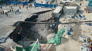 בולען ענק בלב שנגחאי: כך הכביש נבלע בשניות מול העוברים והשבים