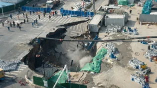בולען ענק בלב שנגחאי: כך הכביש נבלע בשניות מול העוברים והשבים