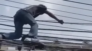 סכנת חיים: תיעוד של פועל מתאילנד רץ מעל כבלי חשמל