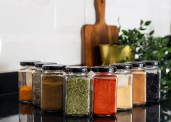 עושים סדר: כך תסדרו תבלינים במטבח בצורה חכמה