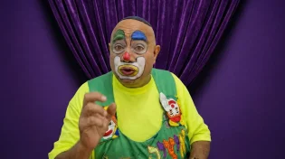 מיוחד לערוץ 2000: איציק הליצן מספר למה החיוך הוא שליחות, לא רק בחודש אדר