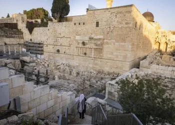 סערה בקואליציה סביב חוק הכותל: הדיון בוטל ולוין מאותת "לא מוותרים"