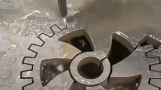 בלי חום ובלי עיוותים: כך מים חותכים גם טיטניום ואבן