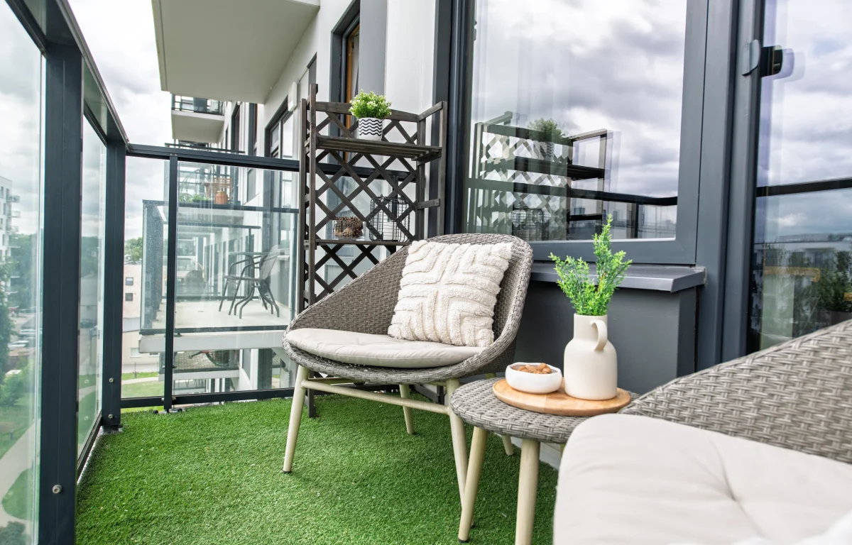 לא תאמינו: כך תהפכו רצועת חוץ צרה למרחב רגוע ומעוצב