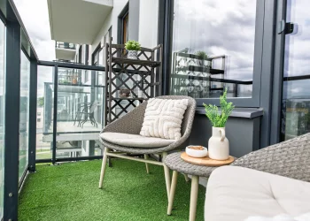 לא תאמינו: כך תהפכו רצועת חוץ צרה למרחב רגוע ומעוצב