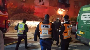 טרגדיה בנתניה: בני זוג נספו בשריפה לאחר שנלכדו בדירה