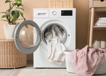 "אל תעשו את זה": זה מה שמרכך כביסה עושה לבגדים שלכם "אל תעשו את זה": זה מה שמרכך כביסה עושה לבגדים שלכם