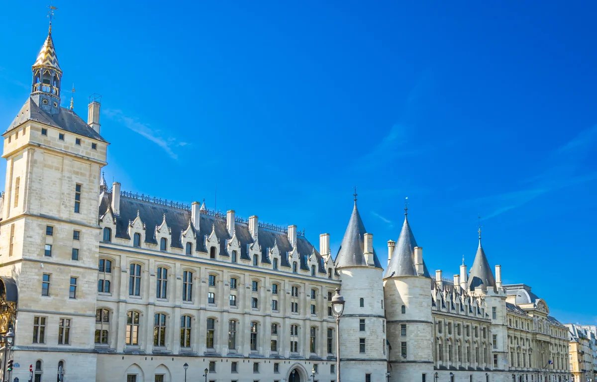 לא רק עונש מאסר: כך הסתיים משפט תומכת הטרור בפריז