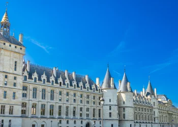 לא רק עונש מאסר: כך הסתיים משפט תומכת הטרור בפריז