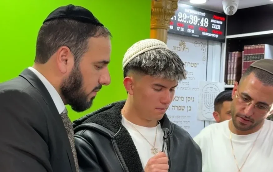 הלוחם אהבת השם גורדון בערב הודיה לקב"ה מול מאות צעירים (צילום: מרכז התחברות) הלוחם אהבת השם גורדון בערב הודיה לקב"ה מול מאות צעירים (צילום: מרכז התחברות)