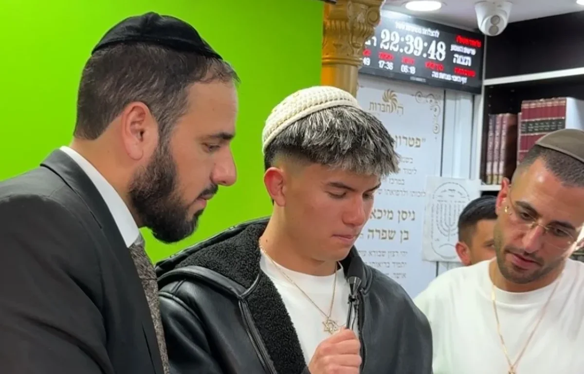 הלוחם אהבת השם גורדון בערב הודיה לקב"ה מול מאות צעירים (צילום: מרכז התחברות) הלוחם אהבת השם גורדון בערב הודיה לקב"ה מול מאות צעירים (צילום: מרכז התחברות)