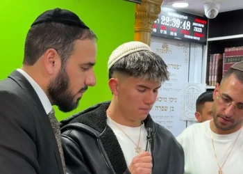 הלוחם אהבת השם גורדון בערב הודיה לקב"ה מול מאות צעירים (צילום: מרכז התחברות) הלוחם אהבת השם גורדון בערב הודיה לקב"ה מול מאות צעירים (צילום: מרכז התחברות)