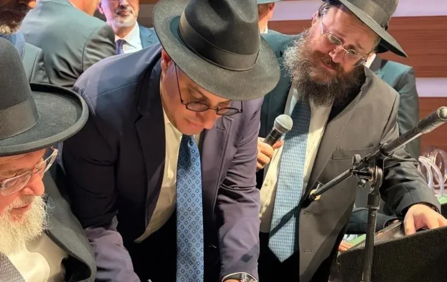 ראש העין: מעמד הכתרה מרומם ומרגש לרב העיר (צילום: שלמה יוסף) ראש העין: מעמד הכתרה מרומם ומרגש לרב העיר (צילום: שלמה יוסף)