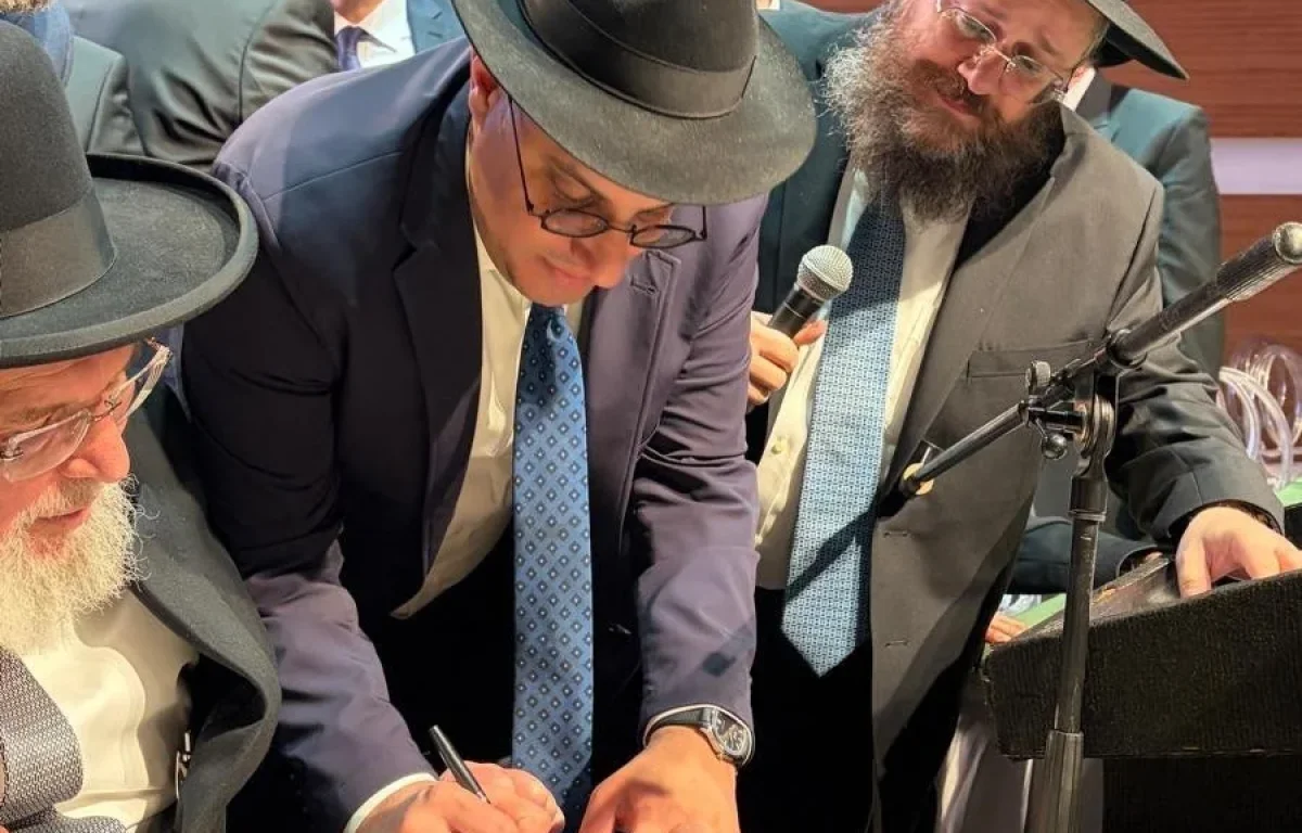 ראש העין: מעמד הכתרה מרומם ומרגש לרב העיר (צילום: שלמה יוסף)