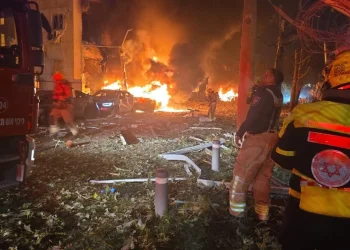 לילה של מלחמה: הרוגה ועשרות פצועים מפגיעה ישירה במרכז הארץ