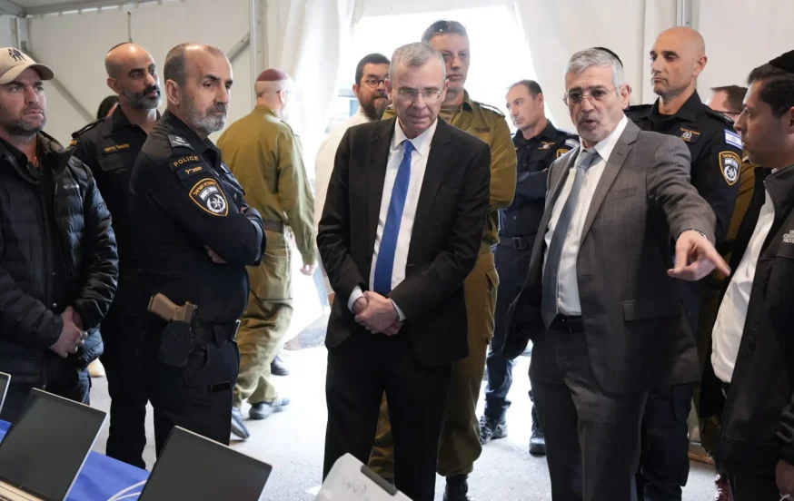 השר לשירותי בסיור בתחנה לריכוז חללים (צילום: דוברות משטרת ישראל) השר לשירותי בסיור בתחנה לריכוז חללים (צילום: דוברות משטרת ישראל)