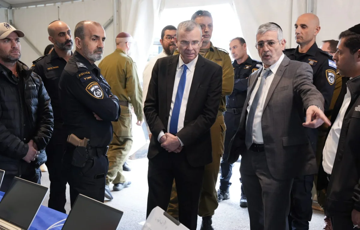 השר לשירותי בסיור בתחנה לריכוז חללים (צילום: דוברות משטרת ישראל) השר לשירותי בסיור בתחנה לריכוז חללים (צילום: דוברות משטרת ישראל)