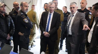 "עבודת קודש": השר לשירותי סייר בתחנה לריכוז חללים