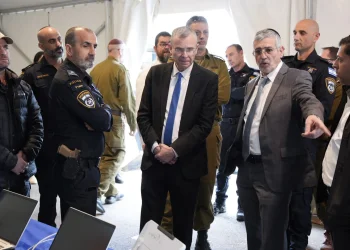 השר לשירותי בסיור בתחנה לריכוז חללים (צילום: דוברות משטרת ישראל) השר לשירותי בסיור בתחנה לריכוז חללים (צילום: דוברות משטרת ישראל)