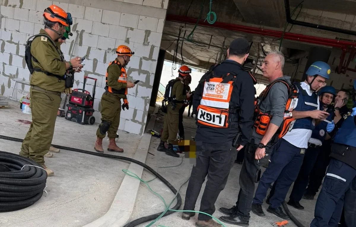 טיל מצרר מאיראן פגע במרכז הארץ, הרוג ופצועים קשה