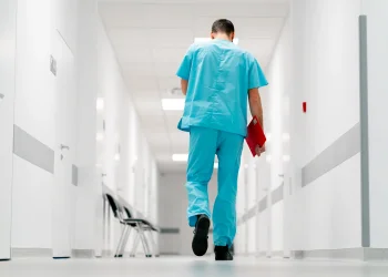 מחיר המלחמה: עשרות רופאים נתקעו בחו״ל - חולות ממתינות לטיפול