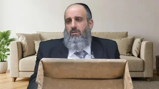 האם מותר לנקות בגדים בשבת עם מברשת? הרב יניב עזיז