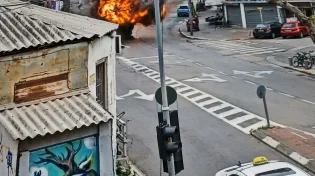 תיעוד דרמטי מהנס: טיל מתפזר נפל סמוך לאזרחים, שלושה נפצעו קל