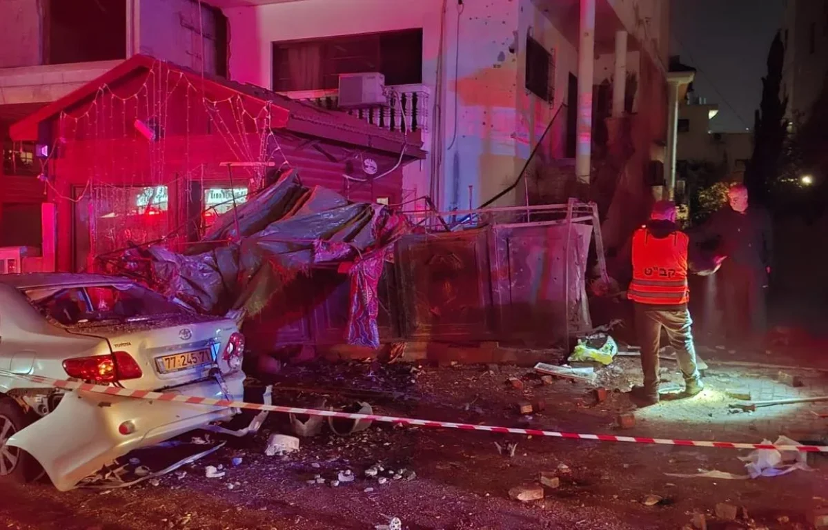 זירת הפגיעה ברמת גן (צילום: תיעוד מבצעי מד"א)