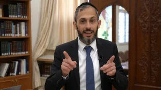 מאחורי הסורגים בהודו: הניח תפילין, והזכיר לכולנו מי אנחנו באמת