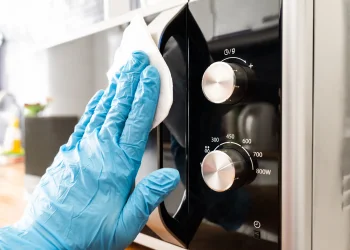 מנקים לפסח? הנה 8 המקומות בבית שנראים נקיים, אבל מלאים בחיידקים